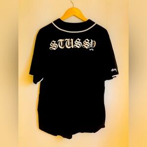 STÜSSY Button Up Baseball Jersey Tee in Black, XL